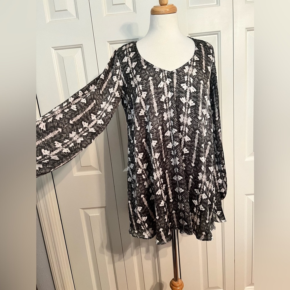 Gray Bell Sleeve Tunic - Picture 4 of 9